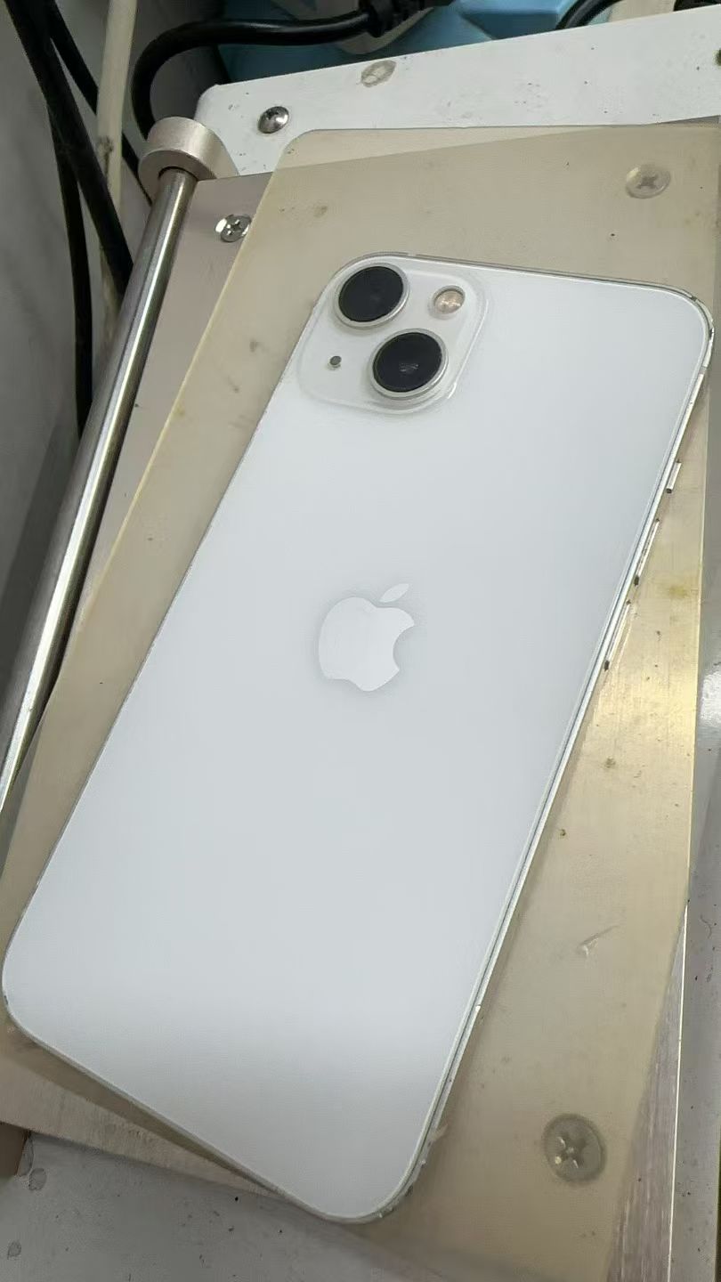 维修检测现场展示图：开机排查与部件观察