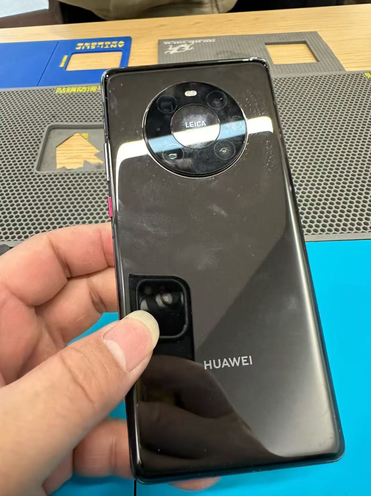 维修检测现场展示图：配件更换与细节复核